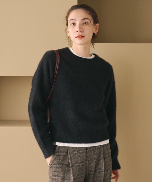 BEAUTY&YOUTH UNITED ARROWS(ビューティーアンドユースユナイテッドアローズ)の「フォックスカシミヤブレンド クルーネック ニットプルオーバー(ニット/セーター・レディース・ダークブラウン/ナチュラル/ブラック/レッド・FREE)」の2枚目の写真