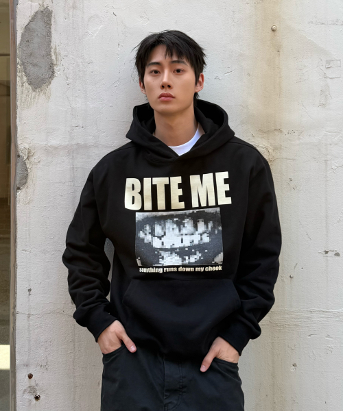 AMOU(アモウ)の「BITE ME フーディー ブラック(パーカー・メンズ・その他・1/2)」の1枚目の写真