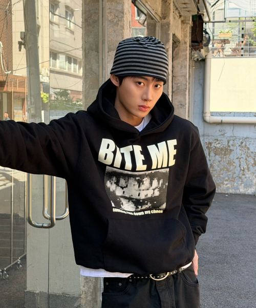 AMOU(アモウ)の「BITE ME フーディー ブラック(パーカー・メンズ・その他・1/2)」の6枚目の写真