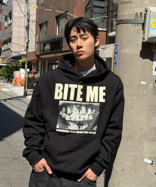 AMOU(アモウ)の「BITE ME フーディー ブラック(パーカー・メンズ・その他・1/2)」の5枚目の写真