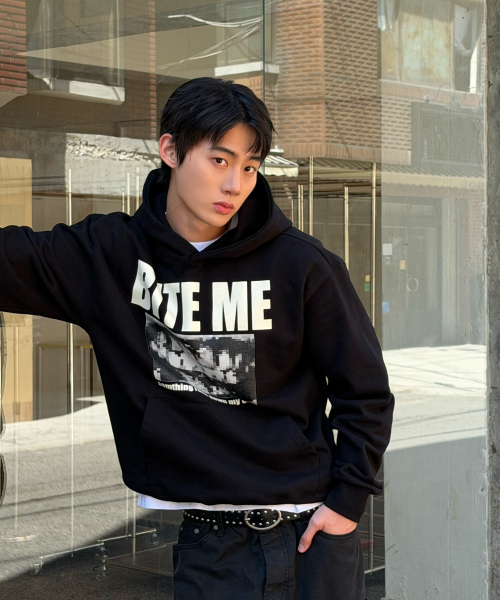 AMOU(アモウ)の「BITE ME フーディー ブラック(パーカー・メンズ・その他・1/2)」の4枚目の写真