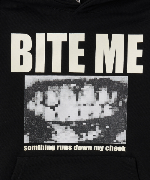 AMOU(アモウ)の「BITE ME フーディー ブラック(パーカー・メンズ・その他・1/2)」の2枚目の写真