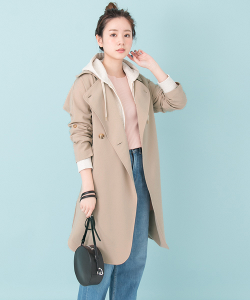 URBAN RESEARCH（アーバンリサーチ）の「UR コクーンドレープトレンチコート（トレンチコート・レディース・ベージュ/ネイビー/カーキ・FREE）」の2枚目の写真