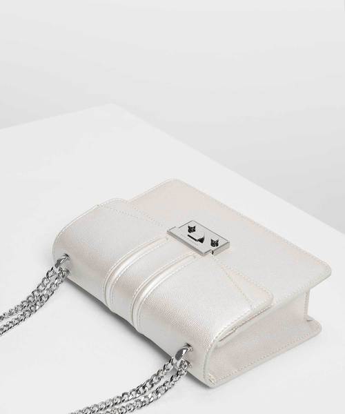 CHARLES & KEITH（チャールズ & キース）の「プッシュロック フロントフラップバッグ / Push Lock Front Flap Bag（ショルダーバッグ・レディース・ブラック/プラム/ホワイト系その他2・S）」の17枚目の写真