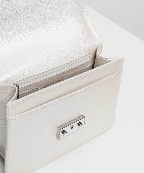 CHARLES & KEITH（チャールズ & キース）の「プッシュロック フロントフラップバッグ / Push Lock Front Flap Bag（ショルダーバッグ・レディース・ブラック/プラム/ホワイト系その他2・S）」の8枚目の写真