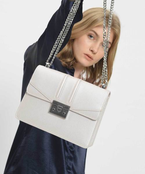 CHARLES & KEITH（チャールズ & キース）の「プッシュロック フロントフラップバッグ / Push Lock Front Flap Bag（ショルダーバッグ・レディース・ブラック/プラム/ホワイト系その他2・S）」の6枚目の写真