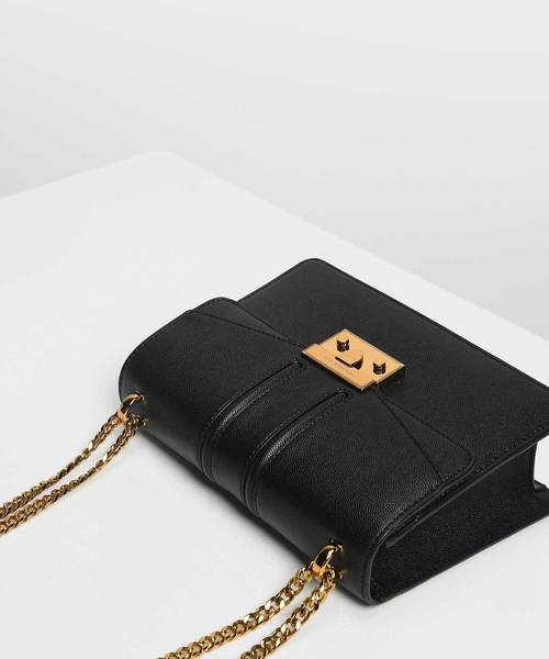 CHARLES & KEITH（チャールズ & キース）の「プッシュロック フロントフラップバッグ / Push Lock Front Flap Bag（ショルダーバッグ・レディース・ブラック/プラム/ホワイト系その他2・S）」の10枚目の写真