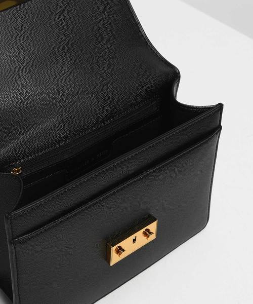 CHARLES & KEITH（チャールズ & キース）の「プッシュロック フロントフラップバッグ / Push Lock Front Flap Bag（ショルダーバッグ・レディース・ブラック/プラム/ホワイト系その他2・S）」の16枚目の写真