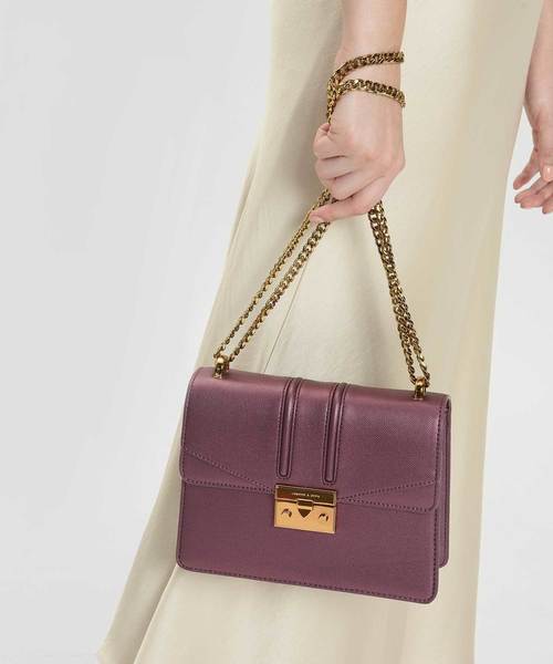 CHARLES & KEITH（チャールズ & キース）の「プッシュロック フロントフラップバッグ / Push Lock Front Flap Bag（ショルダーバッグ・レディース・ブラック/プラム/ホワイト系その他2・S）」の13枚目の写真