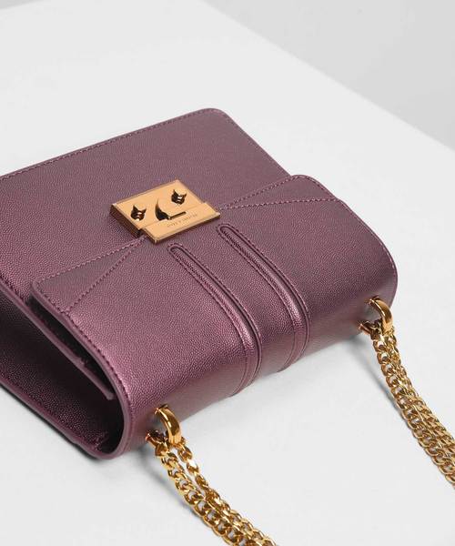 CHARLES & KEITH（チャールズ & キース）の「プッシュロック フロントフラップバッグ / Push Lock Front Flap Bag（ショルダーバッグ・レディース・ブラック/プラム/ホワイト系その他2・S）」の9枚目の写真