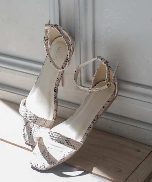 minky me!（ミンキーミー）の「スクエアトゥネックベルトフラットサンダル（サンダル・レディース・E/ブラック×グリーン/シルバー×スモーキークォーツ/スモークグレー/ブラック系その他2/D/パイソン/ブラック系その他3/ペールイエロー/ピンク系その他3/ライトパープル/ブルー系その他3・M/LL/S/L/XL/SS）」の12枚目の写真