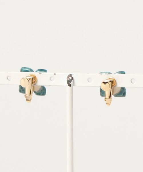 tone（トーン）の「【irodori】小さな花のearring（深緑）（イヤリング・レディース・ダークグリーン・FREE）」の2枚目の写真