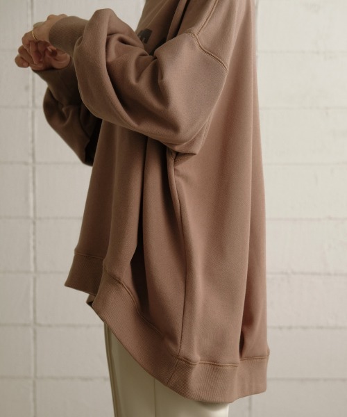 Bab（バブ）の「【WEB限定】カレッジロゴスウェットビッグシルエットプルオーバー（スウェット・レディース・ブラック/チャコールグレー/モカ/グリーン・FREE）」の15枚目の写真