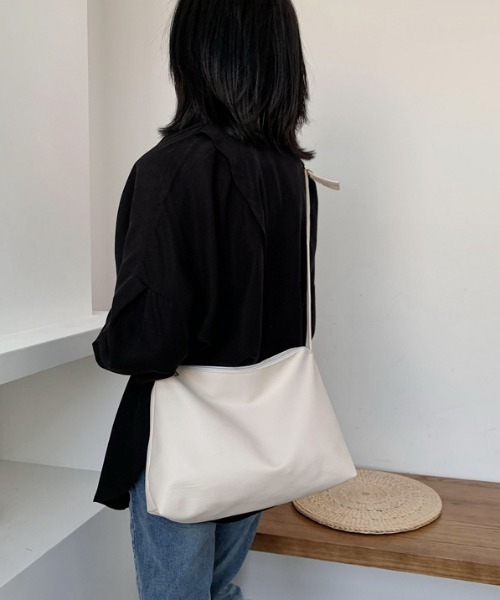 yuue' ( wear )（ユーイ）の「ソフトフェイクレザー ビッグショルダーバッグ（ショルダーバッグ・レディース・ホワイト/ブラック・FREE）」の4枚目の写真