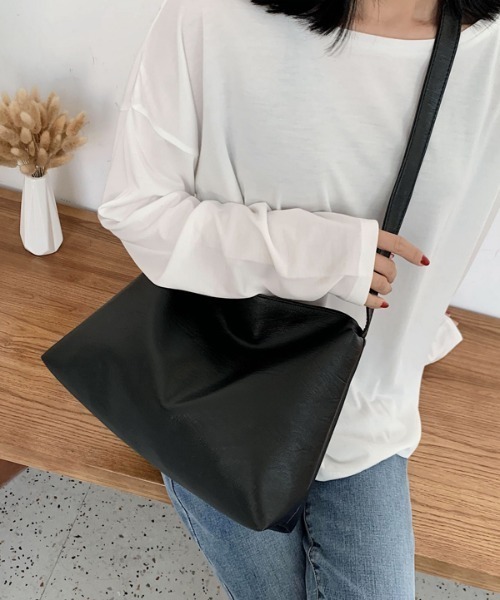 yuue' ( wear )（ユーイ）の「ソフトフェイクレザー ビッグショルダー