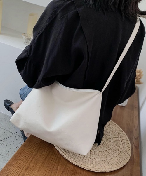 yuue' ( wear )（ユーイ）の「ソフトフェイクレザー ビッグショルダーバッグ（ショルダーバッグ・レディース・ホワイト/ブラック・FREE）」の7枚目の写真