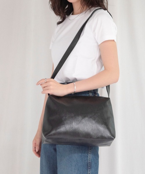 yuue' ( wear )（ユーイ）の「ソフトフェイクレザー ビッグショルダーバッグ（ショルダーバッグ・レディース・ホワイト/ブラック・FREE）」の13枚目の写真