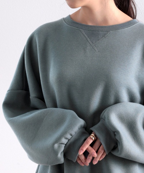 Java（ジャバ）の「《JaVaジャバ コラボ》ボリューム袖 冬も使える 裏起毛 ビッグシルエット オーバーサイズ トレーナー(長袖)（スウェット・レディース・ブラック/ベージュ/モスグリーン/モカ/ライトカーキ/グレイッシュブルー/ライトグレー/ライトベージュ/ネイビー/パープル・MEDIUM/LARGE/X-LARGE/SMALL）」の22枚目の写真