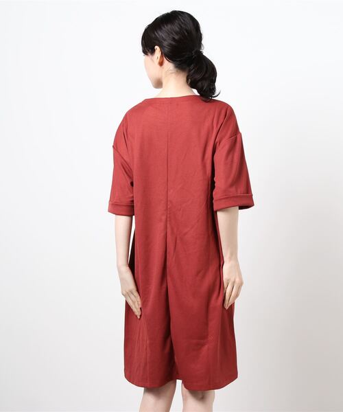 BELLUNA PLUS（ベルーナ）の「かのこ素材切替デザインワンピース（ワンピース・レディース・ブラック/ベージュ/カーキ/ターコイズブルー/レンガ・MEDIUM/LARGE/X-LARGE）」の12枚目の写真