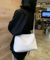 シンプルなレザーショルダーバック