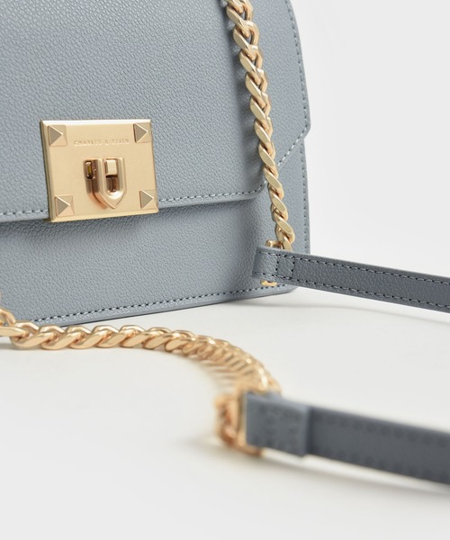 【 】プッシュロック開封 クロスボディバッグ★ CHARLES & KEITH（チャールズ & キース）の「クラシックプッシュ