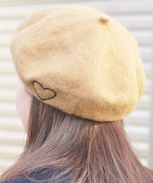 Fun & Daily（ファンアンドデイリー）の「F&D : ハートエンブレムベレー帽（ハンチング/ベレー帽・レディース・ブラック/ベージュ・FREE）」の5枚目の写真