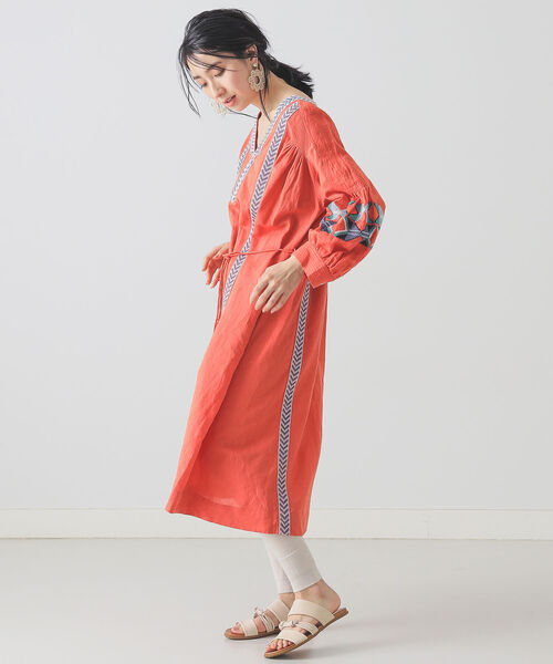 BEAMS LIGHTS(ビームスライツ)の「HAVA / エンブロイダリー ワンピース(ワンピース・レディース・ダークブラウン/レッド・ONE SIZE)」の2枚目の写真