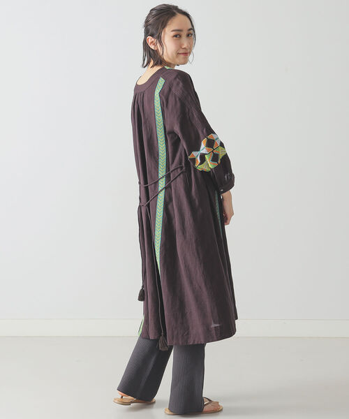 BEAMS LIGHTS(ビームスライツ)の「HAVA / エンブロイダリー ワンピース(ワンピース・レディース・ダークブラウン/レッド・ONE SIZE)」の3枚目の写真