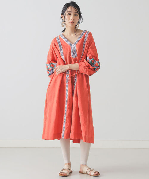 BEAMS LIGHTS(ビームスライツ)の「HAVA / エンブロイダリー ワンピース(ワンピース・レディース・ダークブラウン/レッド・ONE SIZE)」の5枚目の写真