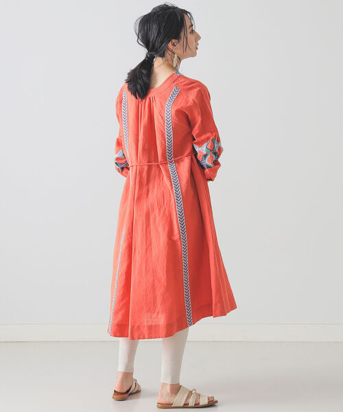 BEAMS LIGHTS(ビームスライツ)の「HAVA / エンブロイダリー ワンピース(ワンピース・レディース・ダークブラウン/レッド・ONE SIZE)」の6枚目の写真