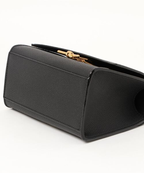 CHARLES & KEITH(チャールズ & キース)の「ハクスリーメタリック プッシュロックトップハンドル / Huxley Metallic Push-Lock Top Handle Bag(ハンドバッグ・レディース・ブラック/クリーム/マスタード/スモークピンク・S)」の8枚目の写真