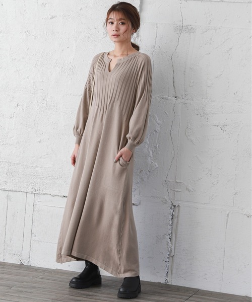 La-gemme（ラジェム）の「Vネックボリューム袖ニットワンピース（ワンピース・レディース・ブラック/ベージュ/ワインレッド/グレイッシュベージュ・S/M/L）」の3枚目の写真