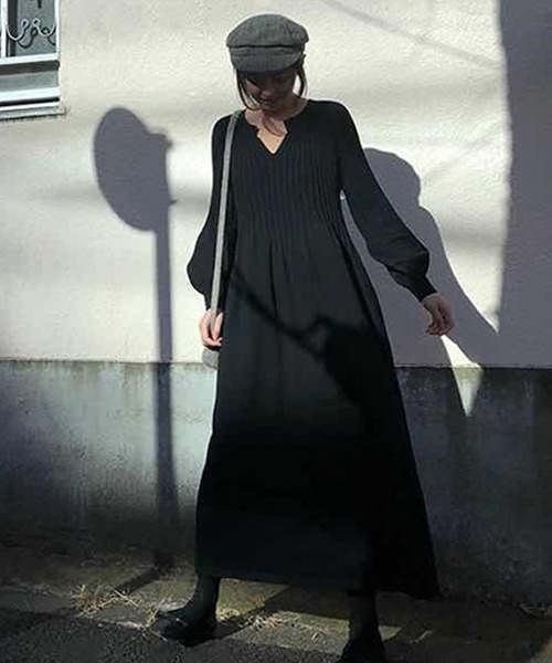 La-gemme（ラジェム）の「Vネックボリューム袖ニットワンピース（ワンピース・レディース・ブラック/ベージュ/ワインレッド/グレイッシュベージュ・S/M/L）」の2枚目の写真