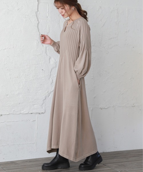 La-gemme（ラジェム）の「Vネックボリューム袖ニットワンピース（ワンピース・レディース・ブラック/ベージュ/ワインレッド/グレイッシュベージュ・S/M/L）」の5枚目の写真