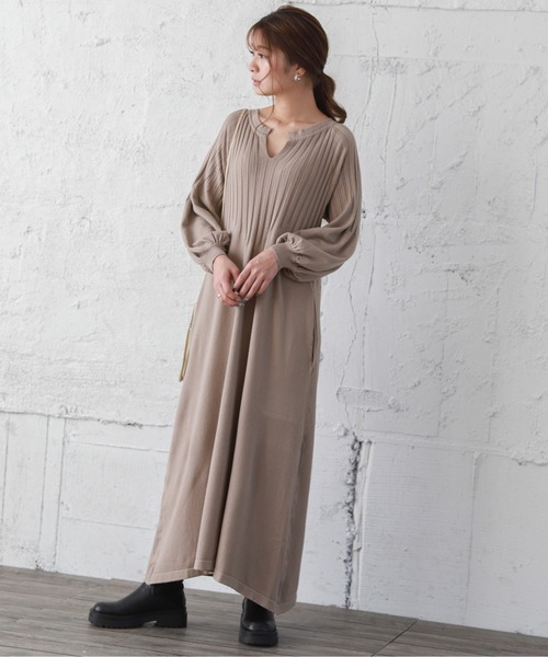 La-gemme（ラジェム）の「Vネックボリューム袖ニットワンピース（ワンピース・レディース・ブラック/ベージュ/ワインレッド/グレイッシュベージュ・S/M/L）」の15枚目の写真
