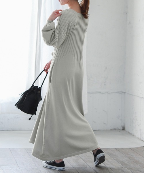 La-gemme（ラジェム）の「Vネックボリューム袖ニットワンピース（ワンピース・レディース・ブラック/ベージュ/ワインレッド/グレイッシュベージュ・S/M/L）」の9枚目の写真