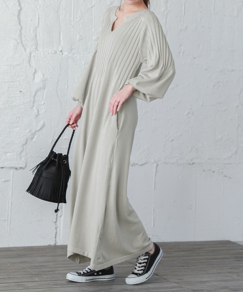 La-gemme（ラジェム）の「Vネックボリューム袖ニットワンピース（ワンピース・レディース・ブラック/ベージュ/ワインレッド/グレイッシュベージュ・S/M/L）」の13枚目の写真