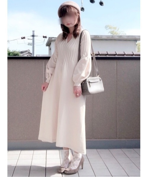 La-gemme（ラジェム）の「Vネックボリューム袖ニットワンピース（ワンピース・レディース・ブラック/ベージュ/ワインレッド/グレイッシュベージュ・S/M/L）」の18枚目の写真