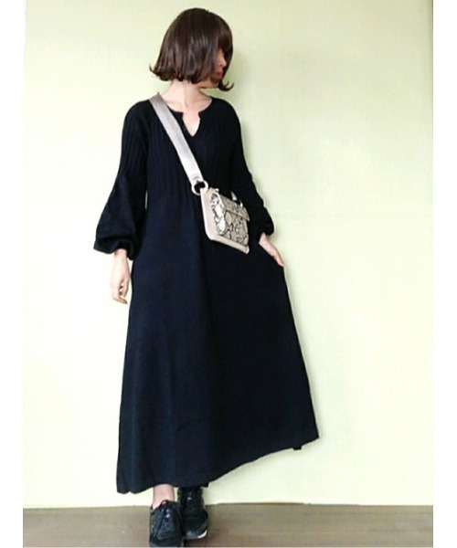 La-gemme（ラジェム）の「Vネックボリューム袖ニットワンピース（ワンピース・レディース・ブラック/ベージュ/ワインレッド/グレイッシュベージュ・S/M/L）」の21枚目の写真