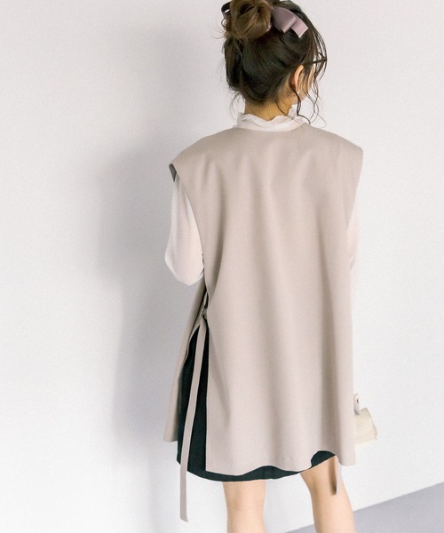 OLIVE des OLIVE（オリーブデオリーブ）の「サイドベルトジレ（ベスト・レディース・オフホワイト/ネイビー/グレイッシュベージュ・FREE）」の12枚目の写真