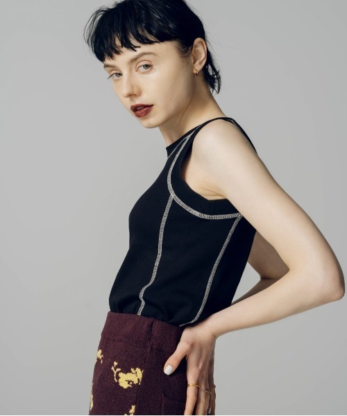 led.tokyo(レッドトウキョウ)の「【led.tokyo】ステッチカラー2WAY U/Vネックトップ (ZOZO限定カラー:グリーン)(Tシャツ/カットソー・レディース・ブラック/ホワイト/ベージュ/グリーン・M)」の2枚目の写真