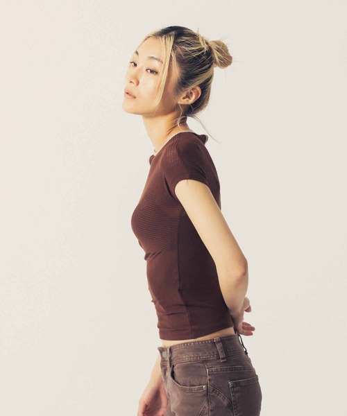 TheOpen Product（ザオープンプロダクト）の「THE OPEN PRODUCT ONE SHOULDER CUT-OUT TOP GTO222TS007（Tシャツ/カットソー・レディース・ブラウン/グリーン・1）」の5枚目の写真