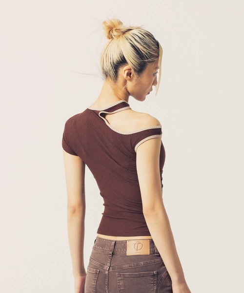 TheOpen Product（ザオープンプロダクト）の「THE OPEN PRODUCT ONE SHOULDER CUT-OUT TOP GTO222TS007（Tシャツ/カットソー・レディース・ブラウン/グリーン・1）」の6枚目の写真
