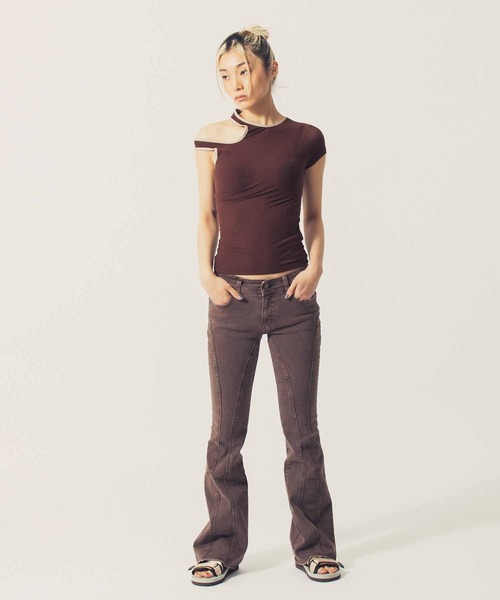 TheOpen Product（ザオープンプロダクト）の「THE OPEN PRODUCT ONE SHOULDER CUT-OUT TOP GTO222TS007（Tシャツ/カットソー・レディース・ブラウン/グリーン・1）」の8枚目の写真