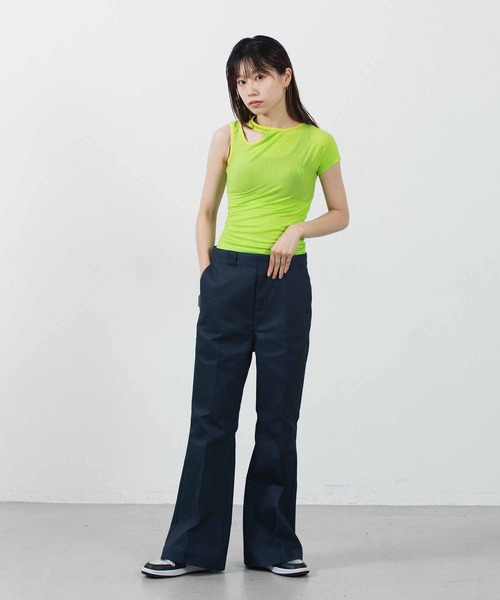 TheOpen Product（ザオープンプロダクト）の「THE OPEN PRODUCT ONE SHOULDER CUT-OUT TOP GTO222TS007（Tシャツ/カットソー・レディース・ブラウン/グリーン・1）」の13枚目の写真