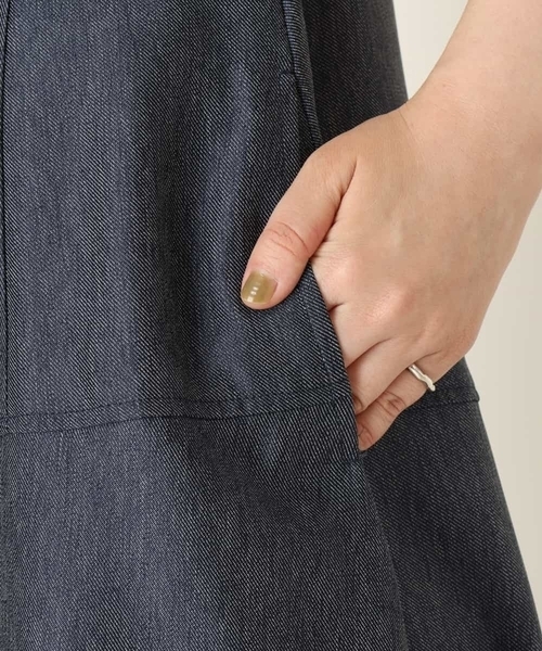 a.v.v（アーヴェヴェ）の「デニム調フリルカラーワンピース（ワンピース・レディース・ライトブルー/ネイビー・38/40/42/36/34）」の14枚目の写真