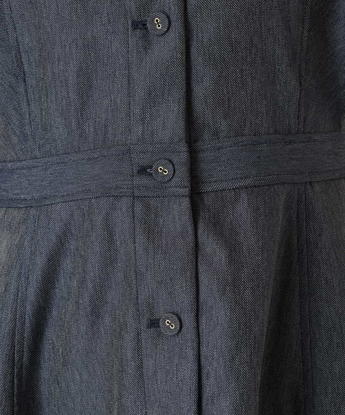 a.v.v（アーヴェヴェ）の「デニム調フリルカラーワンピース（ワンピース・レディース・ライトブルー/ネイビー・38/40/42/36/34）」の16枚目の写真