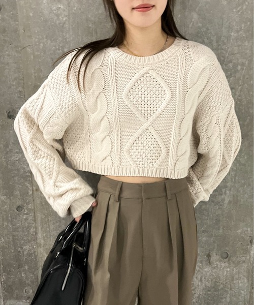 EPIMI E'PIMMY（エピミエピミー）の「ケーブルショートニット（ニット/セーター・レディース・ベージュ/ブラウン/オフホワイト/オレンジ/アイボリー/ピンクベージュ・MEDIUM）」の2枚目の写真
