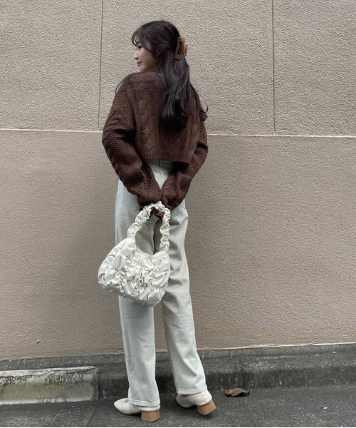 EPIMI E'PIMMY（エピミエピミー）の「ケーブルショートニット（ニット/セーター・レディース・ベージュ/ブラウン/オフホワイト/オレンジ/アイボリー/ピンクベージュ・MEDIUM）」の18枚目の写真