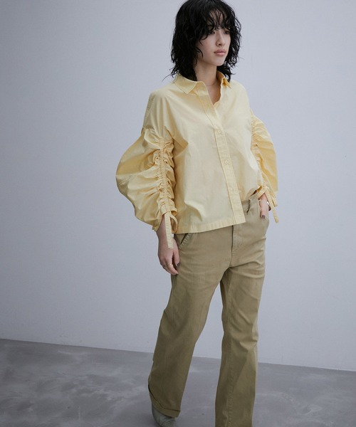 ADAM ET ROPE'(アダムエロペ)の「【サステナブル】ドロストギャザースリーブブラウス(シャツ/ブラウス・レディース・イエロー/スミクロ/ホワイト・FREE)」の2枚目の写真